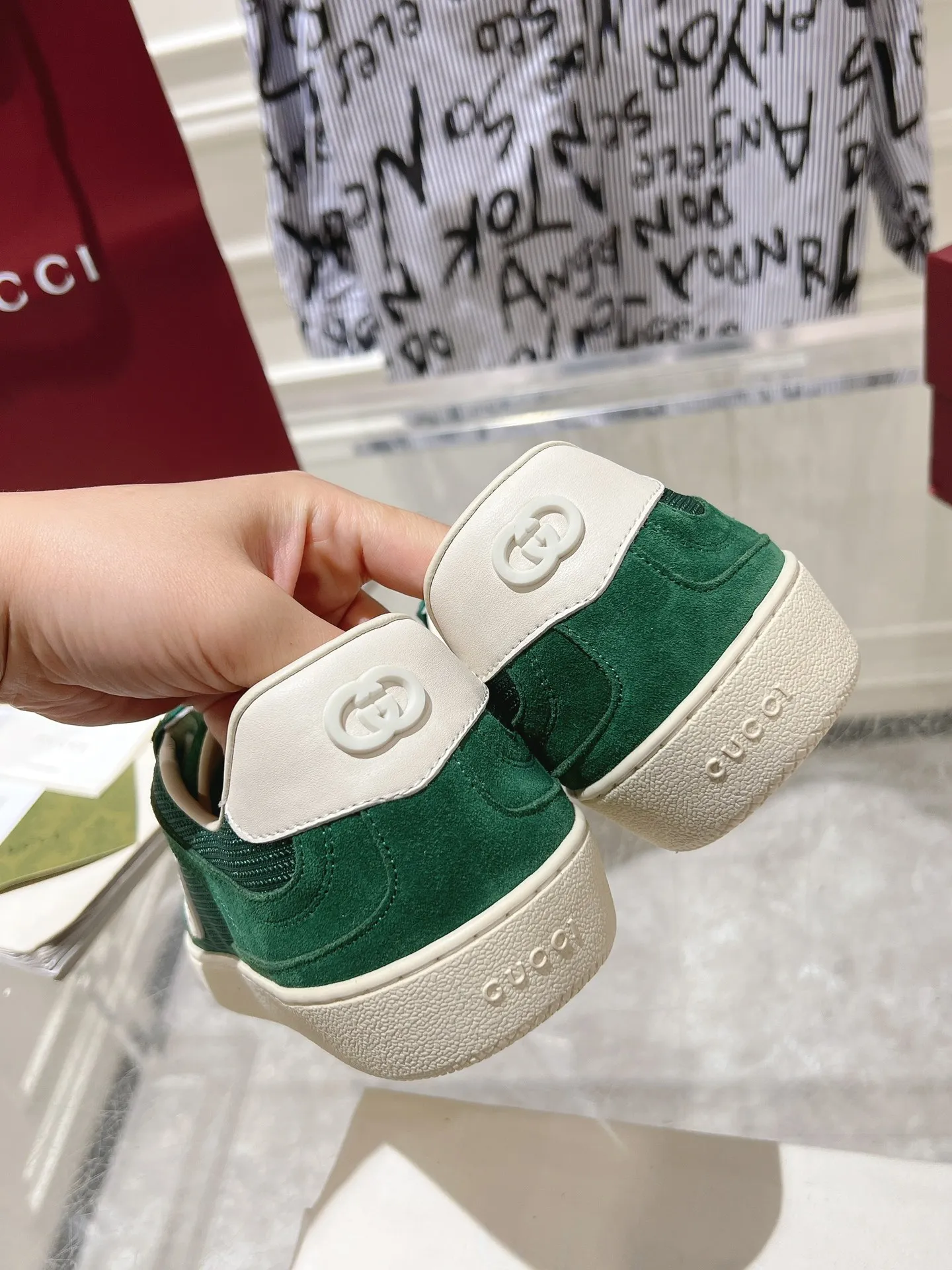 👟👟Ex-factory price 540👟👟Men's size +10 New upgraded version🔥Gucci 2024 new white shoes casual shoes hot recommendation, original TPU soles, original fabrics, original sheepskin lining sheepskin feet🔥Original cover craftsmanship is reproduced one to one! The pursuit of ultimate comfort! 🔥🔥 [Love] Fabric: Imported cow suede + mesh [Love] Packing: Counter-matched red shoe box ➕ Aviation airplane box [Love] Code number: 35-45